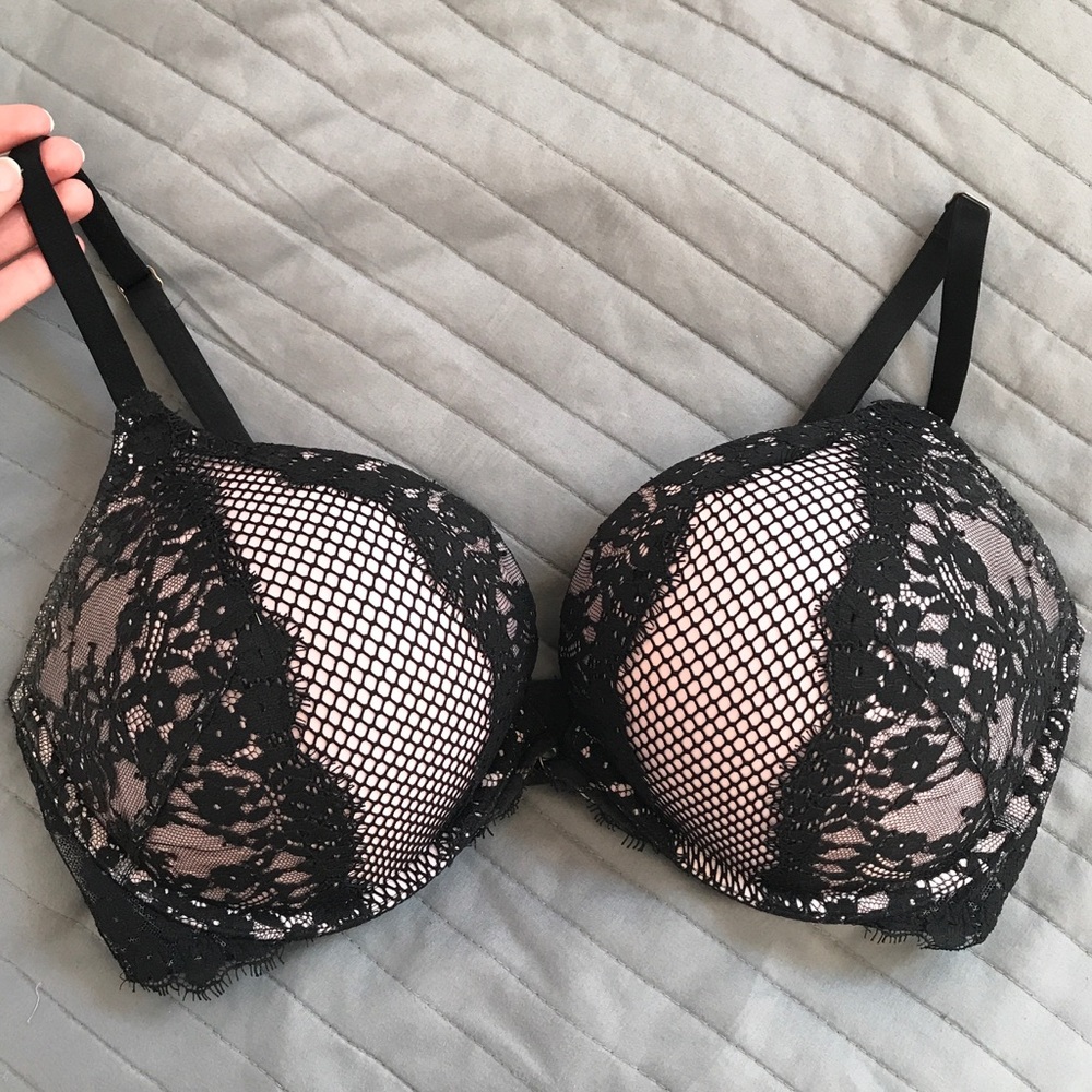 SEXY VICTORIA'S SECRET BOMBSHELL PLUNGE BRA 34DD